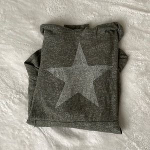 Green Grayson/Threads sweater, with star, hood and pockets, long sleeve